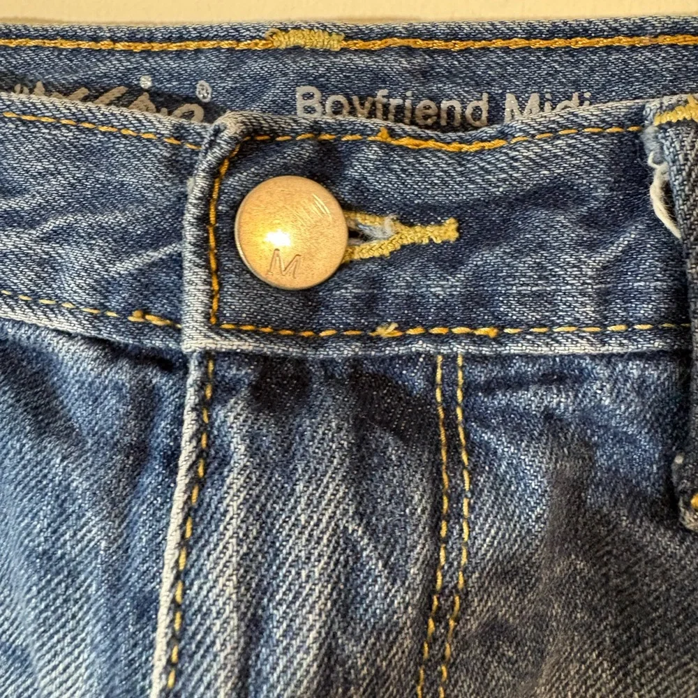 Mossimo women’s size 00/24 Boyfriend‎ Midi denim blue jean shorts distressed